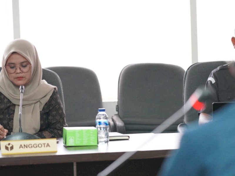 Anggota Bawaslu Lolly Suhenty mencatat masukan para akademisi yang dipimpin Asep Saefuddin selaku rektor UAI di lantai 5 gedung Bawaslu, Jakarta, Senin (12/2/2024). (foto: Publikasi dan Pemberitaan Bawaslu).