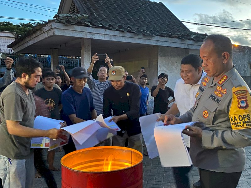 Ketua KPU Kota Makassar, Hambaliie disaksikan Forkopimda Kota Makassar musnahkan suart suara yang tidak layak dengan cara dibakar di Gundang Logistik KPU Makassar, Selasa (13/2/2024). @Jejakfakta/Atri