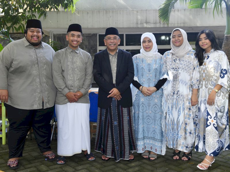  Ilham Arief Sirajuddin (IAS) bersama keluarga akan mencoblos di TPS 18, lokasinya tepat di Aula SMKN 8 Makassar, di Kelurahan Kelurahan Maricaya Baru, 14 Februari 2024. @Jejakfakta/dok. Ist