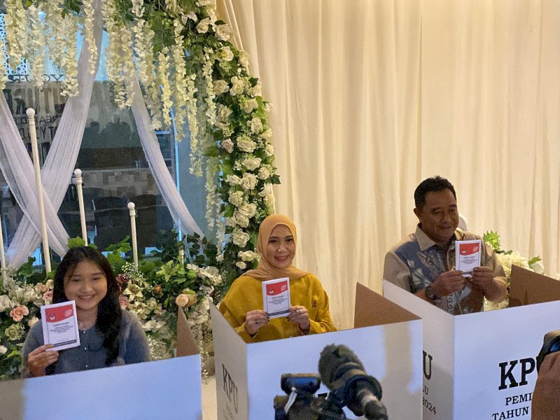 Penjabat (Pj) Gubernur Sulawesi Selatan, Bahtiar Baharuddin bersama keluarga menggunakan hak pilih di TPS 001 di Kelurahan Sawerigading, Kecamatan Ujung Pandang, Kota Makassar, Rabu (24/1/2024). @Jejakfakta/Atri