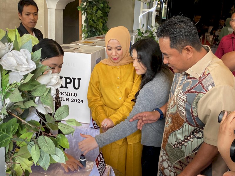 Pemilih pemula Fahm Ara Bilqis (19) memilih di TPS 001 Jalan Jenderal Sudirman, Kelurahan Sawerigading, Kecamatan Ujung Pandang, Kota Makassar, Rabu (14/3/2024). @Jejakfakta/Atri