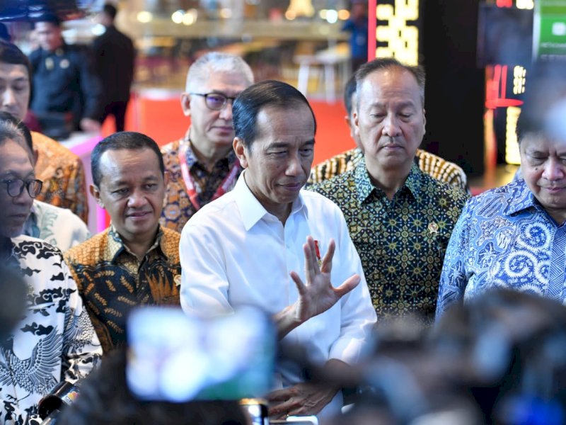 Presiden Jokowi memberikan keterangan pers usai membuka pameran otomotif IIMS 2024, di JI-Expo Kemayoran, Jakarta, Kamis (15/02/2024). (Foto: Humas Setkab/Jay)
