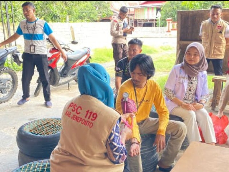 Satgas kesehatan melakukan pemeriksaan di TPS di Kabupaten Jeneponto, Sulawesi Selatan. @Jejakfakta/dok. Humas Pemprov Sulsel