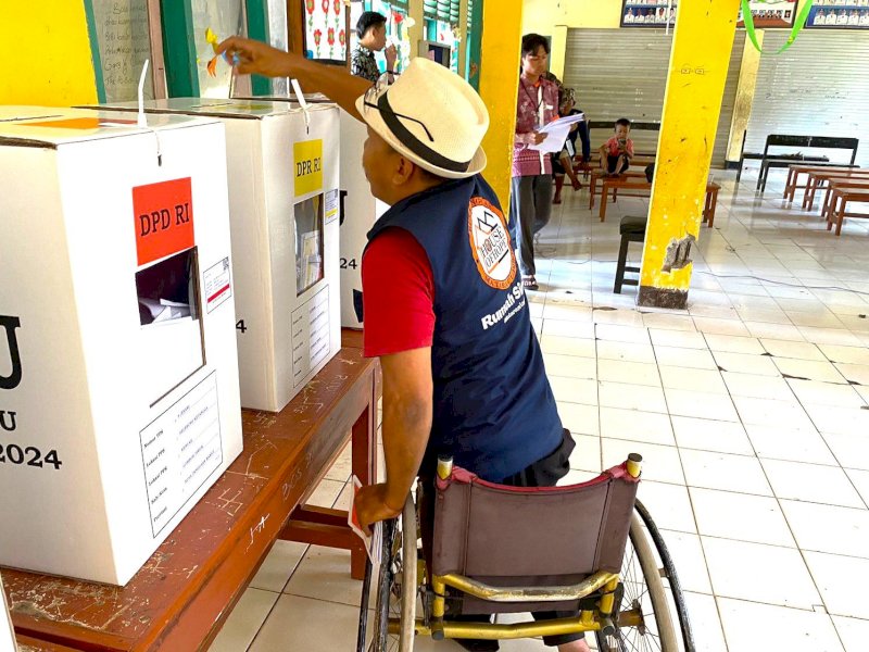 Pemilih difabel menggunakan hak pilihnya di Pemilu 2024. @Jejakfakta/dok. Ist.