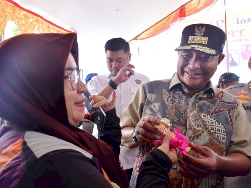 Pj Gubernur Sulsel, Bahtiar Baharuddin, memberikan coklat kepada petugas TPS di TPS 018, Kelurahan Pandang-pandang, Kecamatan Somba Opu, Kabupaten Gowa. @Jejakfakta/dok. Humas Pemprov Sulsel