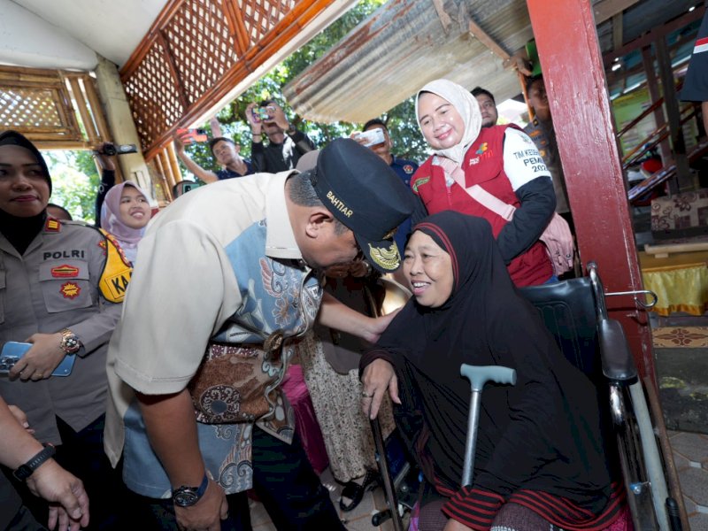 Pj Gubernur Sulawesi Selatan (Sulsel), Bahtiar Baharuddin, menyapa pemilih difabel saat melakukan tinjauan terhadap proses pemilihan di TPS yang terletak di Sentra Wirajaya, Unit Pelayanan Teknis (UPT) Kemensos RI di Jalan AP Pettarani Makassar, Rabu (14/2/2024). @Jejakfakta/dok. Humas Pemprov Sulsel