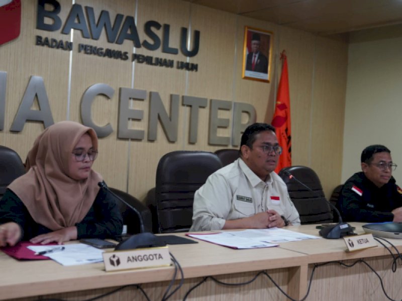 Konferensi Pers terkait masalah pemungutan suara dan penghitungan suara Pemilu 14 Februari 2024 di Media Center Bawaslu RI, Jakarta, Kamis (15/2/2024). Ketua Bawaslu RI Rahmat Bagja (tengah) yang memimpin jumpa pers. (Foto: Rama Agus/Bawaslu RI).