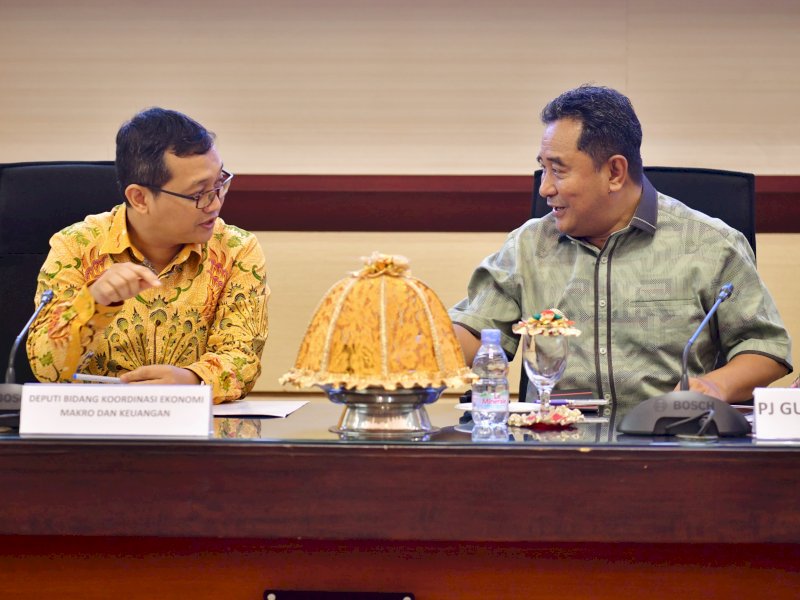 Pj Gubernur Sulsel, Bahtiar Baharuddin bersama Deputi Bidang Koordinasi Ekonomi Makro dan Keuangan, Kementrian Koordinator Perekonomian, Ferry Irawan,  di Ruang Rapat Pimpinan Kantor Gubernur, Jumat (16/1/2024). @Jejakfakta/dok. Pemprov Sulsel 