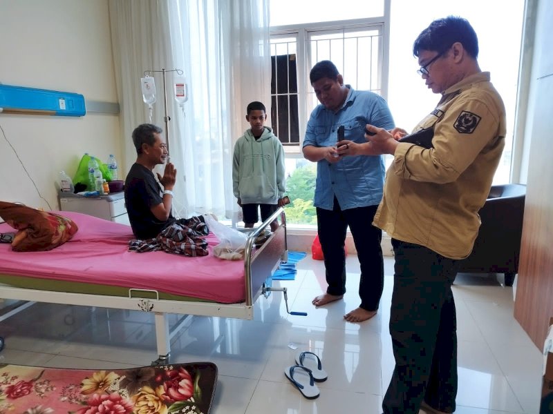 Ketua Bawaslu Kota Makassar, Dede Arwinsyah mengunjungi penyelenggara pemilu yang mendapatkan perawatan medis di sejumlah rumah sakit. @Jejakfakta/dok. Ist.