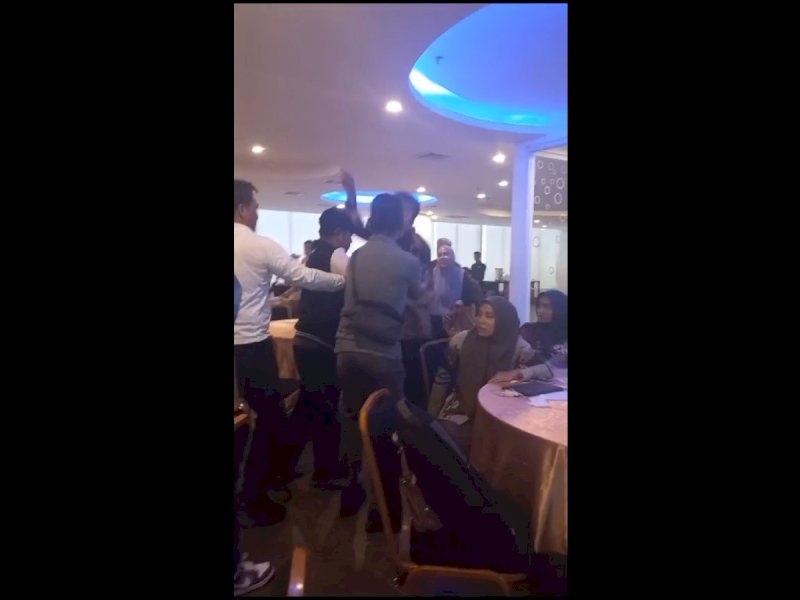  Rifaldi, anggota PPK Mamajang Kota Makassar mengamuk dan melakukan protes keras kepada komisioner KPU Makassar saat Rapat Koordinasi Persiapan Rekapitulasi di tingkat kecamatan, di Hotel Four Point Makassar, Jumat (16/2/2024). @Jejakfakta/Tangkapan Layar