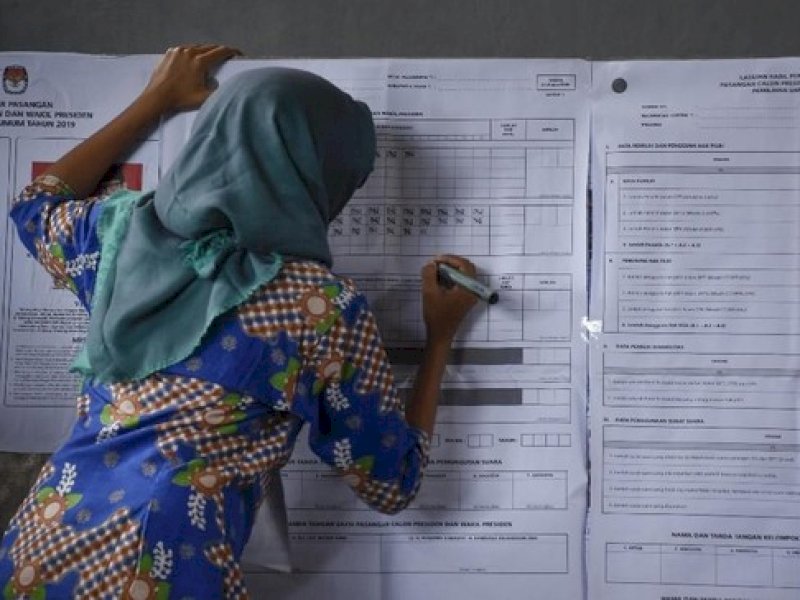 Ilustrasi petugas KPPS saat bertugas di Pemilu 2019. (ANTARA FOTO/Ahmad Subaidi)