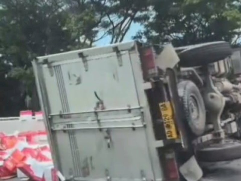 Sebuah mobil box mengalami kecelakaan tunggal di Jalan Tol Reformasi, Kota Makassar, Sulawesi Selatan (Sulsel), Sabtu (17/2/2024). @Jejakfakta/Tangkapan Layar