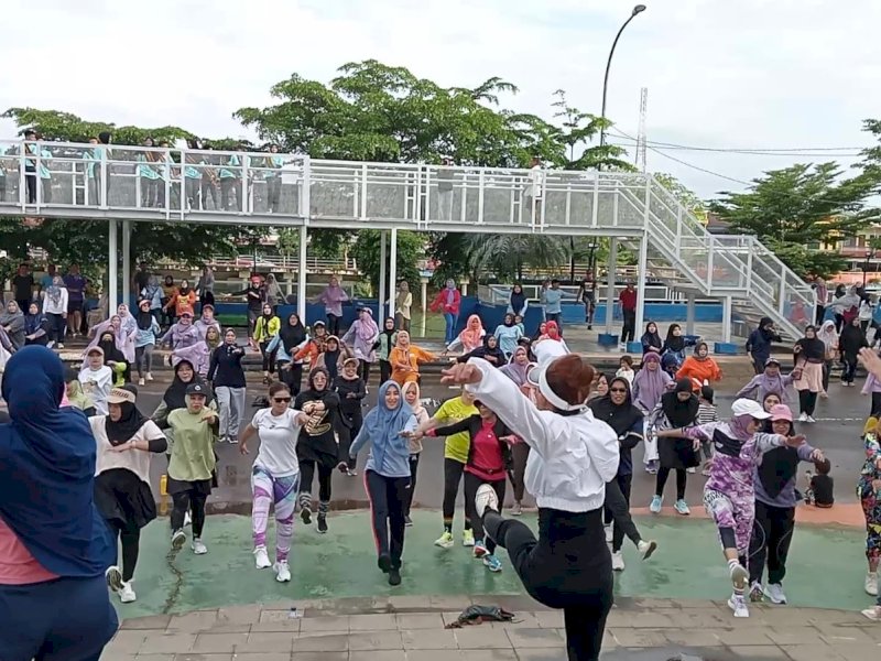 Ratusan warga mengikuti senam sehat bersama ketua TP PKK Kabupaten Pangkep, Nurlita Wulan Purnama, Sabtu pagi(17/2/24). @Jejakfakta/dok. Humas Pemkab Pangkep