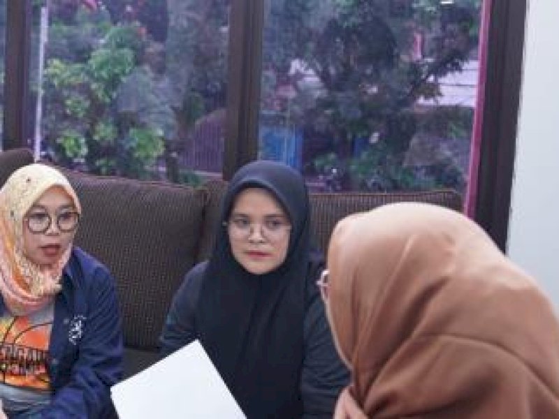 Anggota Bawaslu RI Lolly Suhenti (tengah) di Bawaslu Subang, Sabtu (17/2/2024). (Foto: Baini Taslihudin/Bawaslu RI).