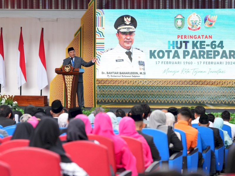  Penjabat (Pj) Gubernur Sulsel Bahtiar Baharuddin saat menghadiri peringatan Hari Ulang Tahun (HUT) ke-64 Kota Parepare, yang dipusatkan di Gedung Auditorium IAIN Parepare, Minggu (18/2/2024). @Jejakfakta/dok Humas Pempro Sulsel 