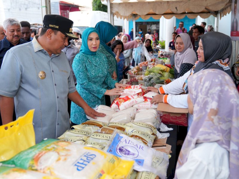 Penjabat Ketua Tim Penggerak PKK Sulsel, Sofha Marwah Bahtiar, meninjau Gelar Pangan Murah yang dilaksanakan di Halaman Gedung PKK Kabupaten Pinrang, Minggu (18/2/2024). @Jejakfakta/dok. Humas Pemprov Sulsel