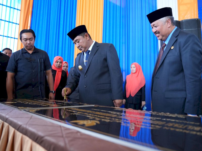 Penjabat (Pj) Gubernur Sulsel, Bahtiar Baharuddin didampingi Bupati Pinrang Irwan Hamis saat menghadiri peringatan Hari Ulang Tahun (HUT) Kabupaten Pinrang yang ke 64, Senin (19/2/2024). @Jejakfakta/dok. Humas Pemprov Sulsel