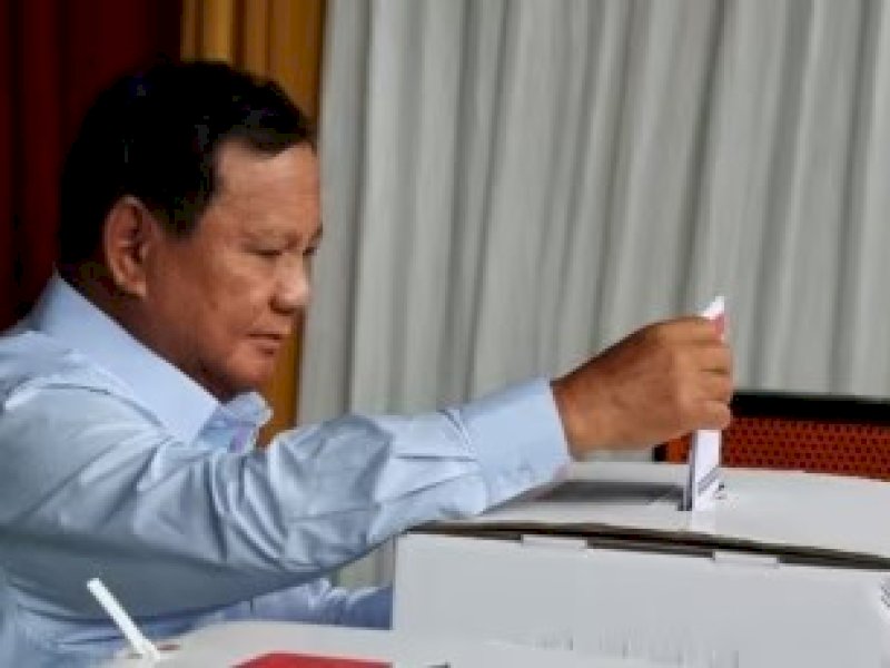 Capres nomor urut 02 Prabowo Subianto menggunakan hak pilih di TPS Rabu 14 Februari 2024.(Reuters).