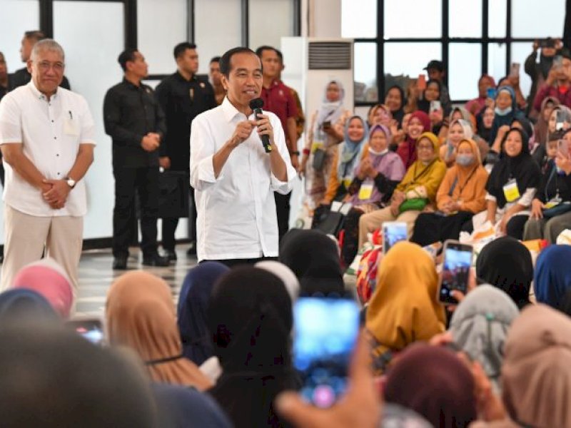 Presiden Jokowi menyerahkan bantuan pangan cadangan beras pemerintah kepada KPM, di Gedung Kawasan Pertanian Terpadu, Kota Tangerang Selatan, Banten, Senin (19/02/2024). (Foto: Humas Setkab/Jay)