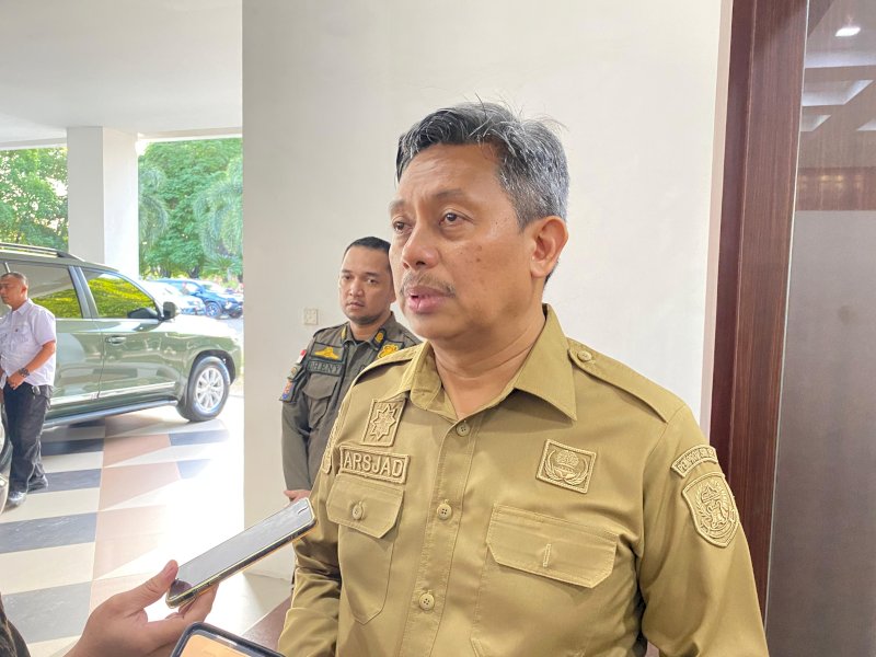 Pj Sekprov Sulsel Andi Muhammad Arsjad memberikan keterangan kepada wartawan terkait rencana Kunker Presiden Jokowi di Sulsel, Selasa (20/2/2024). @Jejakfakta/Atri