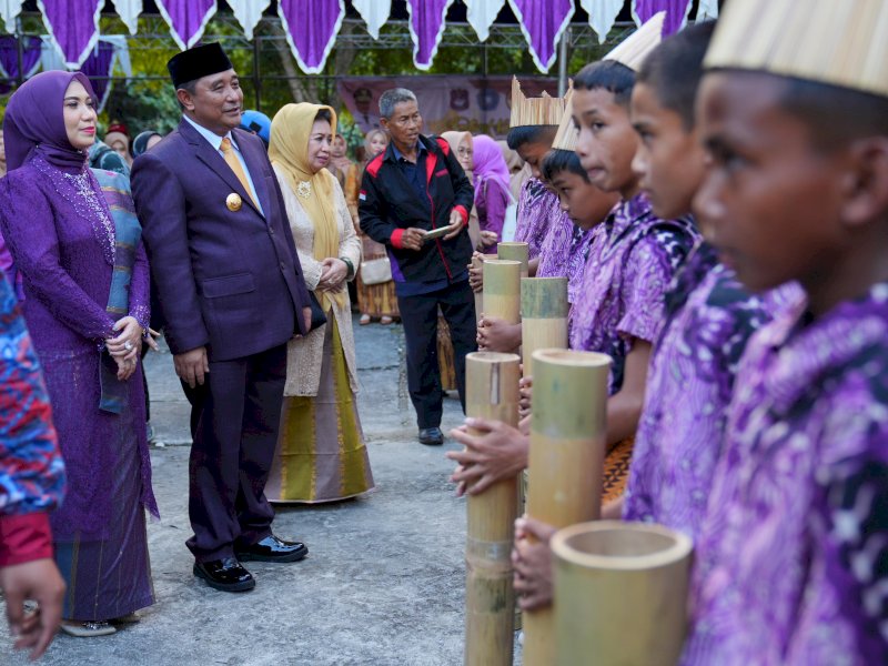 Pj Gubernur Sulsel Bahtiar Baharuddin, bersama Pj Ketua PKK Sulsel Sofha Marwah Bahtia saat menghadiri peringatan Hari Ulang Tahun (HUT) Kabupaten Enrekang ke-64, yang dipusatkan di Kantor Bupati Enrekang, Senin (19/2/2024). @Jejakfakta/dok. Humas Pemprov Sulsel