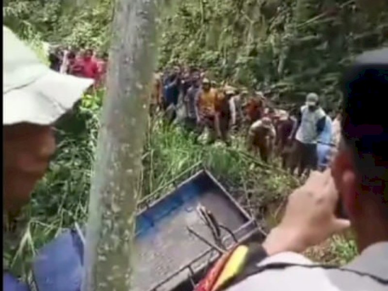 Sebuah mobil pick up di Kabupaten Gowa, Sulawesi Selatan (Sulsel) mengalami kecelakaan dan terjatuh ke dalam jurang di Tombolopao, Gowa, Rabu (21/2/2024). @Jejakfakta/dok. Ist.