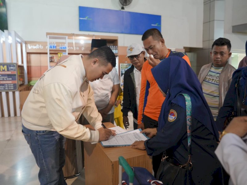 Bupati Pangkep Muhammd Yusran Lalogau saat menerima Saenal di Bandara Internasional Sultan Hasanuddin pada Rabu Dinihari (21/2/2024) bersama pegawai dari Konsulat Jenderal Republik Indonesia (KJRI) Kota Kinabalu Malaysia. @Jejakfakta/dok. Ist. 