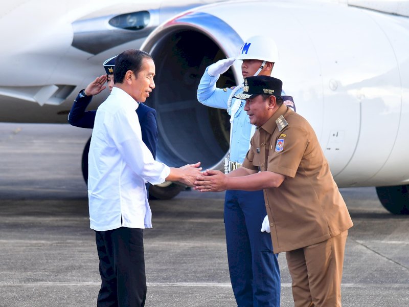Penjabat Gubernur Sulsel Bahtiar Baharuddin, menyambut kedatangan Presiden RI, Joko Widodo di Bandara Internasional Sultan Hasanuddin, Rabu (21/2/2024), sekira pukul 17.30 WITA.&nbsp;@Jejakfakta/dok. Humas Pemprov Sulsel