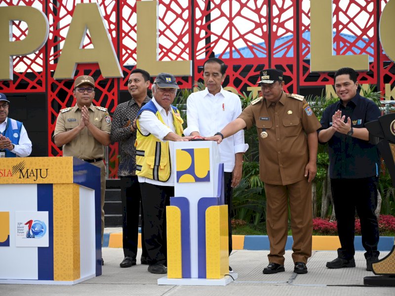 Penjabat Gubernur Sulawesi Selatan (Sulsel), Bahtiar Baharuddin, mendampingi Presiden Jokowi meresmikan Instalasi Pengelolaan Air Limbah (IPAL) Losari, di Kawasan Metro Tanjung Bunga Makassar, Kamis (22/2/2024). @Jejakfakta/dok. Pemprov  Sulsel