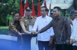 Presiden Jokowi Resmikan Inpres Jalan Daerah di Desa Panaikang Pangkep 