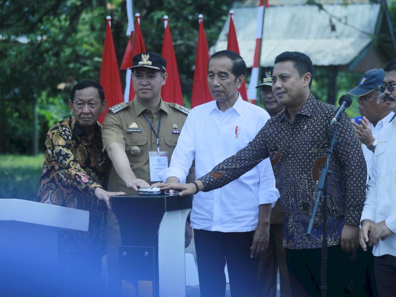 Presiden Joko Widodo, didampingi Menteri BUMN Erik Thohir dan menteri PUPR . Mochamad Basuki Hadimoeljono, Bupati Pangkep, Muhammad Yusran Lalogau (MYL) meresmikan pelaksanaan&nbsp; Inpres jalan daerah Provinsi Sulawesi Selatan di Kabupaten Pangkep, Kamis (22/2/2024).&nbsp;@Jejakfakta/Humas Pemkab Pangkep