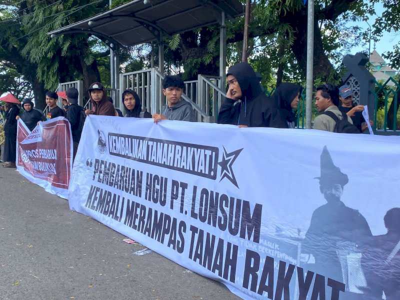 Gerakan Rakyat Anti Monopoli Tanah (GRAMT) di depan Masjid Almarkaz Al Islami Makassar tempat pertemuan mediasi antara PT. Lonsum dengan kaum tani Bulukumba.&nbsp;@Jejakfakta/dok. GRAMT