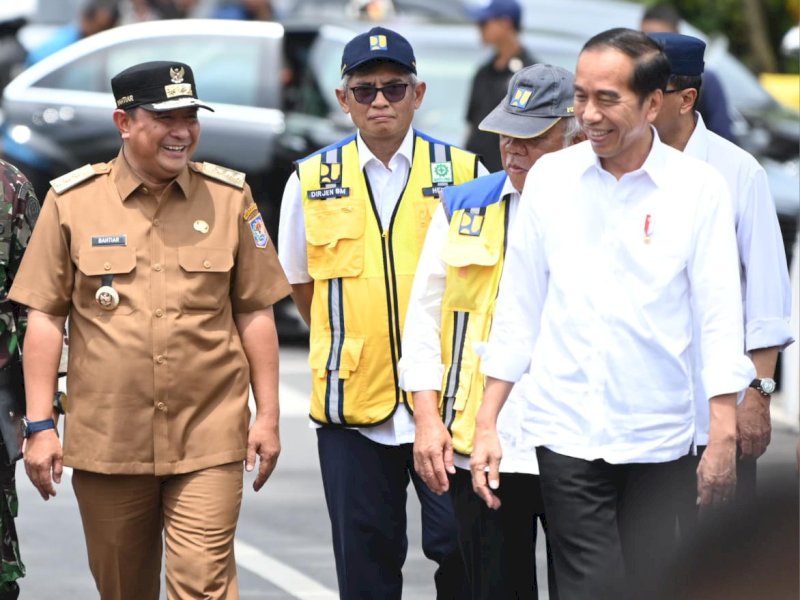 Pj Gubernur Sulawesi Selatan (Sulsel), Bahtiar Baharuddin, saat mendampingi Presiden Jokowi dalam kunjungannya di Sulsel.&nbsp;@Jejakfakta/dok Humas Pemprov Sulsel