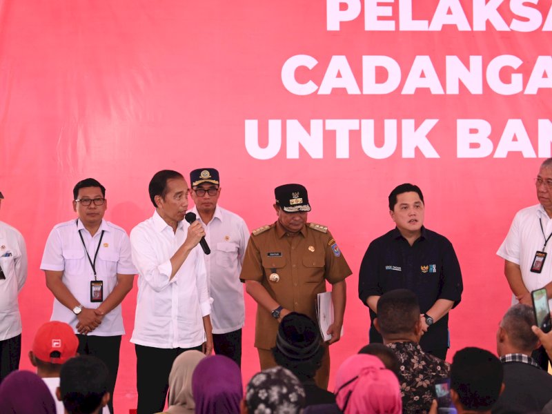 Presiden Joko Widodo (Jokowi) saat menghadiri menyalurkan Cadangan Beras Pemerintah untuk Bantuan Pangan Tahap 1 Tahun 2024 kepada 1.000 Keluarga Penerima Manfaat (KPM) di Gudang Bulog Batangase, Kabupaten Maros, Sulawesi Selatan (Sulsel), Kamis (22/2/2024).&nbsp;@Jejakfakta/dok. Humas Pemprov Sulsel