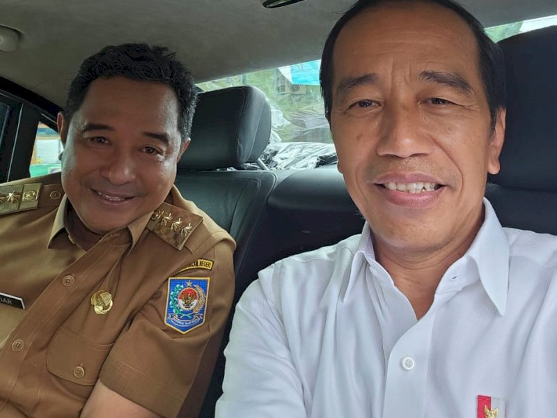 Pj Gubernur Bahtiar Baharuddin foto selfie dengan Presiden Jokowi saat di atas mobil kepresidenan, @Jejakfakta/doka. Humas Pemprov Sulsel