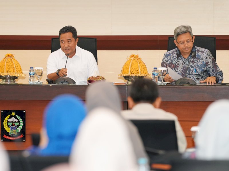 Penjabat (Pj) Gubernur Sulawesi Selatan (Sulsel), Bahtiar Baharuddin, mengumpulkan seluruh Kepala Organisasi Perangkat Daerah (OPD) lingkup Pemprov Sulsel usai kunjungan kerja Presiden Jokowi, di Ruang Rapat Pimpinan Kantor Gubernur, Jumat (23/2/2024). @Jejakfakta/dok. Humas Pemprov Sulsel