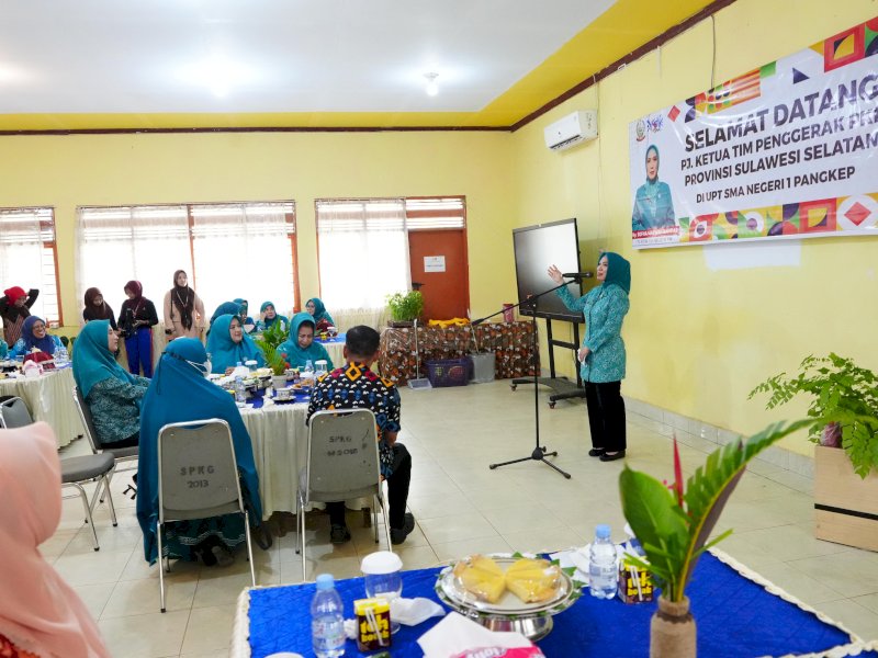 Pj Ketua Tim Penggerak PKK Provinsi Sofha Marwah Bahtiar didampingi para pengurus PKK mengunjungi SMA Negeri 1 Kabupaten Pangkajene Kepulauan (Pangkep), Jumat (23/2/2024). @Jejakfakta/dok. Humas Pemkab Pangkep
