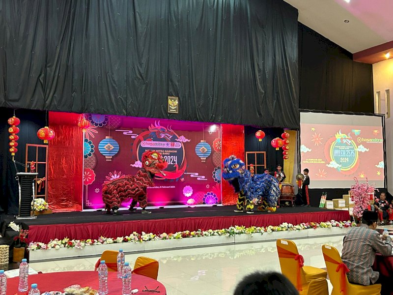 Suasana perayaan Imlek tahun 2024, Bank Hasamitra menggelar acara Malam Mitra Harmoni kepada nasabahnya dan stakeholder terkait yang berlangsung meriah di Ballroom Ammatoa Hotel Agri, Rabu (21/2/2024). @Jejakfakta/dok. Humas Pemkab Bulukumba