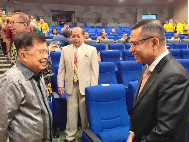  Jusuf Kalla (JK) menghadiri ujian promosi Doktor Mantan Menteri Perindustrian Saleh Husin di Universitas Indonesia, Sabtu (24/02/2024). @Jejakfakta/Rudi Gunawan