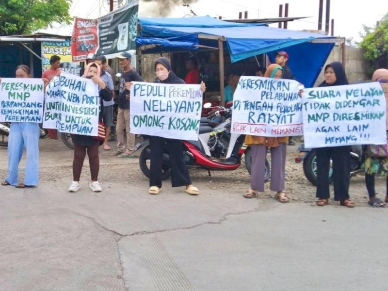 Sejumlah perempuan nelayan melakukan aksi protes terhadap peresemian pelabuhan Makassar New Port (MNP) oleh Presiden Jokowi di depan Gardu Induk PLN Tallo, Kota Makassar, Kamis (22/2/2023). @Jejakfakta/dok. SP Anging Mammiri