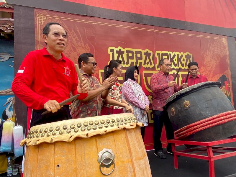 Wali Kota Makassar, Moh Ramdhan Pomanto bersama Ketua Persatuan Umat Buddha Indonesia (Permabudhi), Yonggris Lao membuka Festival Jappa Jokka Cap Go Meh 2024 di Jalan Sulawesi Makassar, Sabtu (24/2/2024). @Jejakfakta/Atri