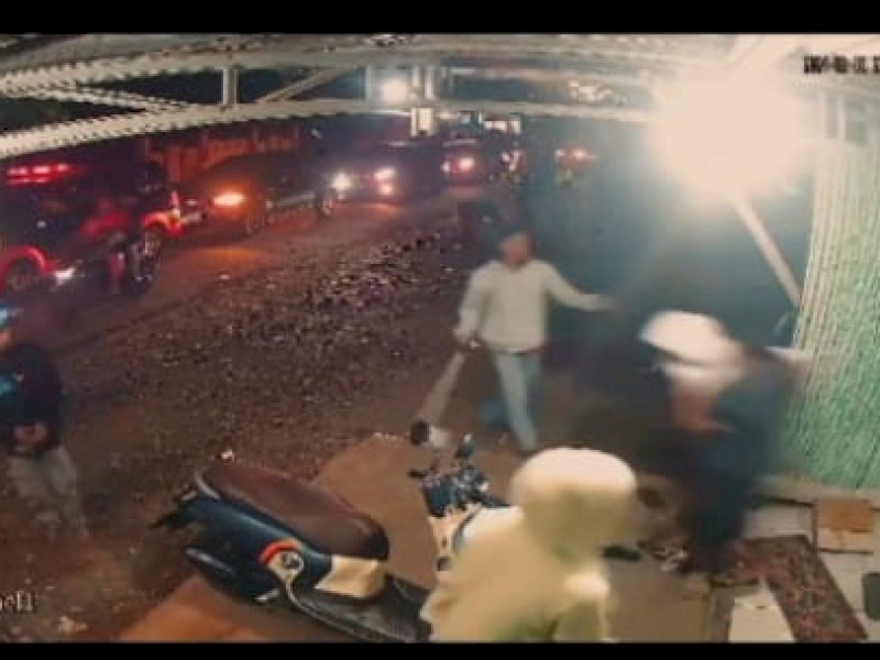 Sejumlah pemuda hendak menyerang rumah warga. Hasil penyelidikan polisi terduga pelaku hendak mengatar jenazah ke rumah duka. @Jejakfakta/Tangkapan layar CCTV