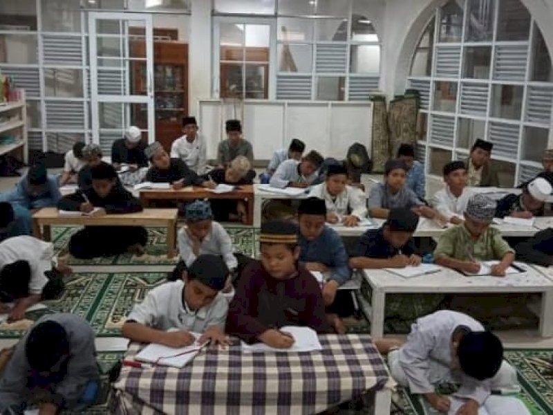 Santri di Pondok Pesantren Darud Da'wah wal-Irsyad Abdurrahman Ambo Dalle (DDI Abrad) Makassar, Kompleks Pemda No.22, Kecamatan Manggala, Kota Makassar, Sulawesi Selatan. Para santri di DDI Abrad Makassar dituntut belajar ilmu-ilmu Islam dengan memakai kitab kuning atau kitab gundul atau kitab tulisan Arab tanpa harakat. DDI Abrad Makassar tercatat belum pernah menerima bantuan Program Bantuan Inkubasi Bisnis Pesantren Kemenag RI.