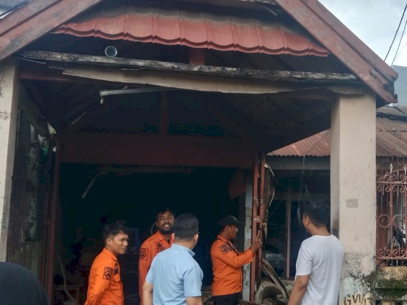 Rumah kosong di Kompleks Perumahan Dosen di Jalan Pendidikan Kecamatan Rappocini, Kota Makassar, terbakar, Minggu (25/2/2024). @Jejakfakta/Samsir