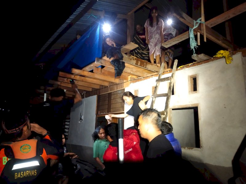 Tim Sar melakukan evakuasi warga yang terdampak banjir di sekitar bantaran sungai di Kelurahan Makale Kecamatan Makale, Kabupaten Tana Toraja, Minggu (25/2/2024) malam. @Jejakfakta/dok. Basarnas Makassar