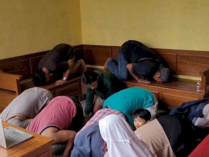 Ilustrasi: Sejumlah warga di Desa Jenggolo Malang sujud syukur ketika mengetahui putusan Mahkamah Konstitusi (MK).