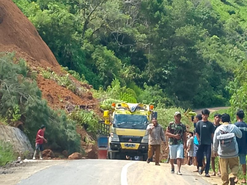 Longsor terjadi di Jalan Poros Desa Bonglo Kecamatan Basse Sangtempe' (Bastem) Utara, Kabupaten Luwu, Senin (26/2/2024). Empat orang ditemukan meninggal dunia. @Jejakfakta/Foto Viral