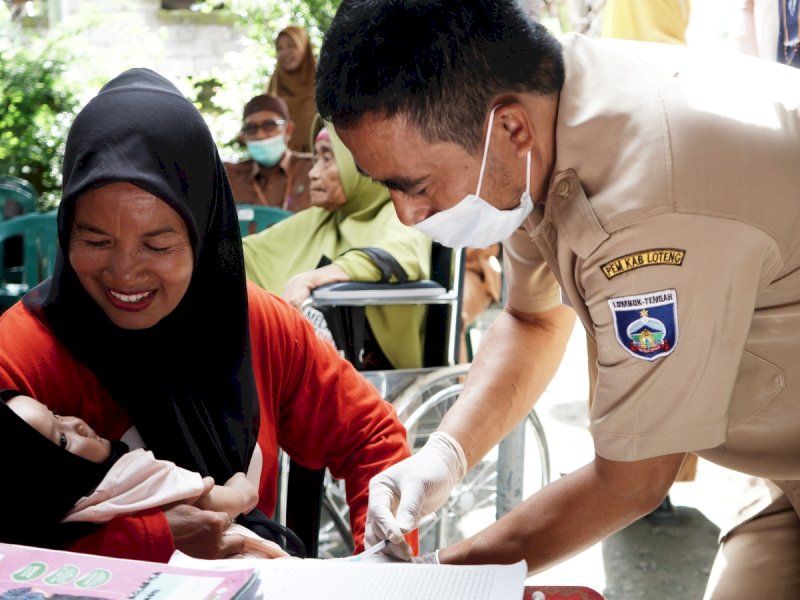 Save the Children Indonesia melalui program Fighting Against Childhood Pneumonia (FACP) berhasil tingkatkan tiga kali lipat cakupan imunisasi Pneumococcal Conjugate Vaccine (PCV) untuk anak usia dibawah dua tahun di Lombok Tengah. @Jejakfakta/Foto: StC Indonesia