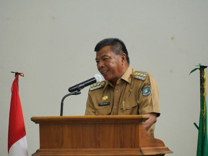 Bupati Bulukumba Andi Muchtar Ali Yusuf memberikan sambutan saat Rapat Anggota Tahunan (RAT) untuk Tahun Buku 2023 Koperasi Simpan Pinjam (KSP) Berkat Bulukumba, di Ballroom Ammatoa Hotel Agri Bulukumba, Senin (26/2/2024). @Jejakfakta/dok. Humas Pemkab Bulukumba