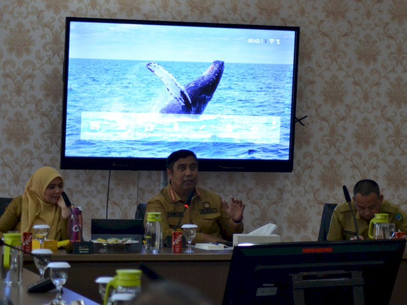 Bupati dan Wakil Bupati Maros, HAS Chaidir Syam dan Suhartina Bohari memberikan keterangan pers terkait rencana kegiatan tiga tahun masa kepemimpinannya,  di Ruang Bupati Maros, Senin (26/2/2024). @Jejakfakta/dok. Diskominfo-SP Maros